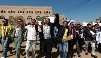 جامعيون يتظاهرون ضد الحوثيين في جامعة صنعاء