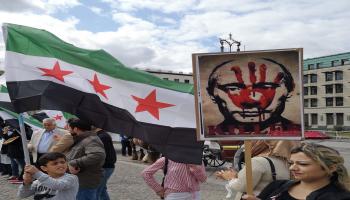 داعمون للمضربين في برلين ضد وحشية النظام السوري (تويتر)