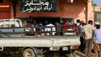 يكابد السودانيون ظروفاً معيشية مضنية (فرانس برس)