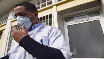 طبيب جزائري بالكمامة- فرانس برس