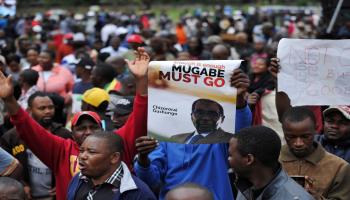 زيمبابوي/مسيرة تطالب بتنخي روبرت موغابي/سياسة/فرانس برس