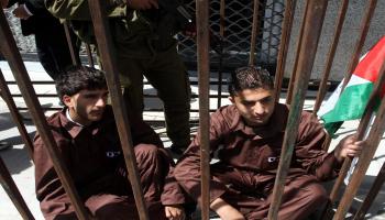 أسيران فلسطينيان مضربان عن الطعام بسجون الاحتلال (أرشيف/الأناضول/Getty)