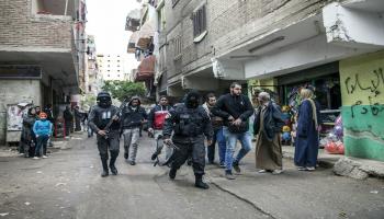 تكرر اعتقال الشرطة المصرية المواطنين من الشارع (GETTY)