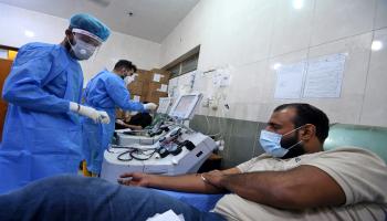 أزمة بمستشفيات العراق بسبب كورونا (أسعد نيازي/فرانس برس)