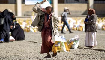 مساعدات غذائية للنازحين في صنعاء (محمد حويس/فرانس برس)