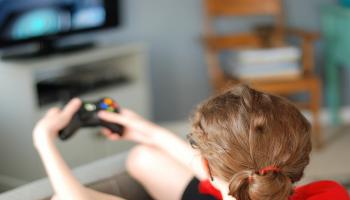 تحذير للأباء... طفلة تخضع للعلاج النفسي بسبب لعبة فيديو