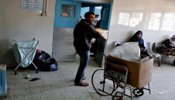إضراب عمال النظافة في مستشفيات غزة (الأناضول)