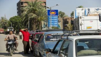 زحام أمام محطات الوقود في مصر