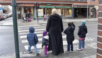 امرأة مسلمة وأولادها في أوسلو - النرويج - مجتمع