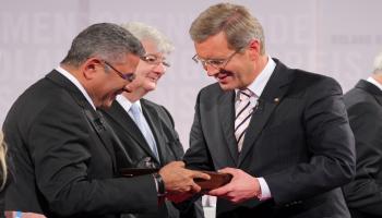 2011 جائزة لجمال عيد (يسار) من الرئيس الألماني (Getty)