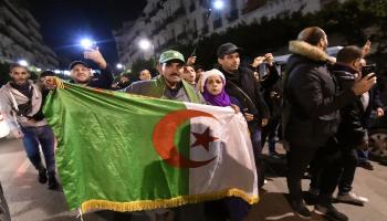 مظاهرات ليلية فب الجزائر (رياض كرامدي/فرانس برسٍ)