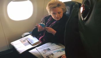 هيلاري كلينتون تقرأ خبر استخدام مايك بنس لبريده الخاص/تويتر