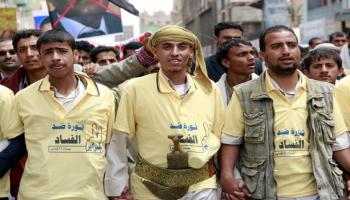 يمنيون يتظاهرون ضد الفساد
