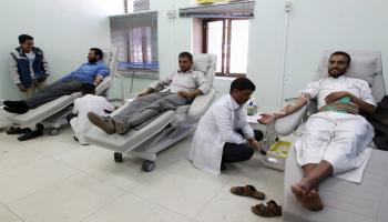 دعوة للتبرع بالدم في اليمن (محمد حويس/فرانس برس)