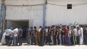 عراقيون يبحثون عن عمل (محمد صواف- فرانس برس)
