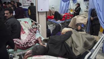 إيرانيون ومستشفى بعد زلزال كرمانشاه في إيران - مجتمع