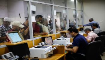 المساعدة المالية القطرية لأسر غزة (عبد الحكيم أبورياش/العربي الجديد)