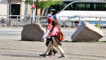 تلميذتان محجبتان في الدنمارك- العربي الجديد