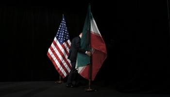 العلمان الإيراني والأميركي (Getty)