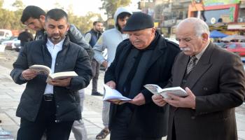 يقرأون الكتب في العراق/مجتمع (أحمد موفق/ فرانس برس)