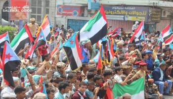متظاهرون يواجهون دعوات طرد الإمارات من اليمن (تويتر)