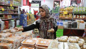الصحافية نور الحرازين خلال التسوق (عبدالحكيم أبو رياش)
