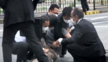 اعتقال مطلق النار على رئيس الوزراء الياباني السابق شينزو آبي (رويترز)