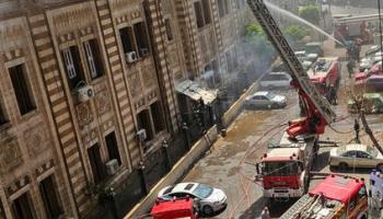 حريق بمبنى وزارة الأوقاف المصرية (رويترز)