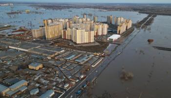 الفيضانات تغمر المنازل في روسيا (رويترز)