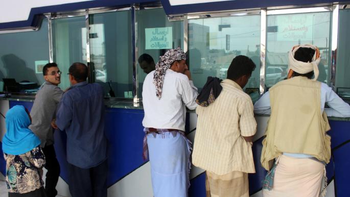 1197018342 - البنك المركزي اليمني يوقف صرف العملات بعد انهيار قياسي للريال