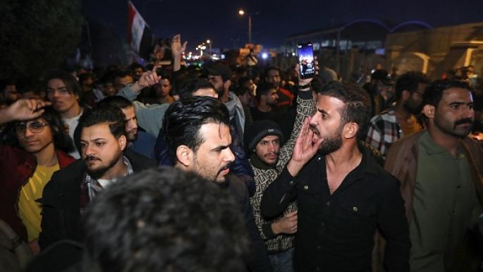 محتجون عراقيون يطالبون الحكومة بتنظيم سعر صرف الدينار