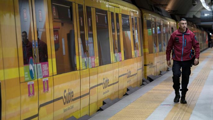 La campagne d’austérité en Argentine augmente de 360 ​​% le prix des billets de métro de Buenos Aires