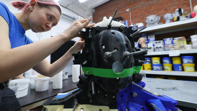 روسيّة تدير مشروعاً يتعلق بالروبوتات (فلاديمير سميرنوف/ Getty)