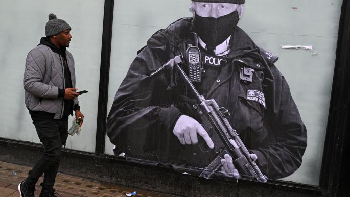 صورة رئيس الوزراء البريطاني بوريس جونسون بزي الشرطة والسهرة في مانشستر (أولي سكارف/ فرانس برس)
