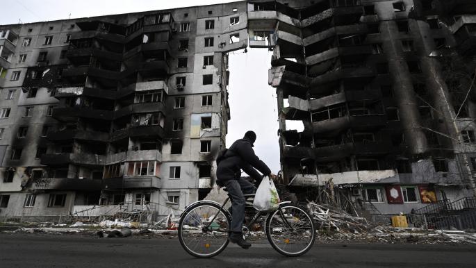 يشاهد مبنى ضخماً مدمراً في بلدة بوروديانكا شرق كييف (جينيا سافيلوف/ فرانس برس)