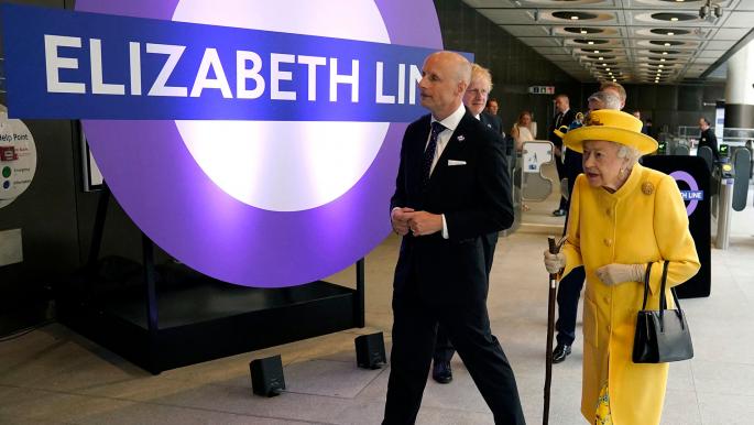تزور الملكة إليزابيث الثانية ملكة بريطانيا محطة قطار بادينغتون الشهيرة في لندن -  17 مايو 2022 (أندرو ماتيوز/Getty)