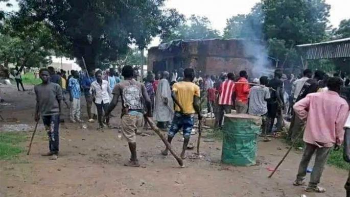 سودانيون يتجمعون في مدينة الرصيروص في ولاية النيل الأزرق جنوب السودان بعد تجدّد الاشتباكات العرقية في 2/9/2022 (فرانس برس)