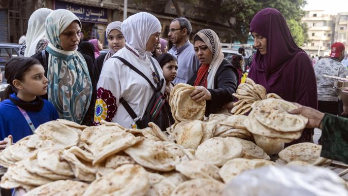 تخفيض أوزان الخبز في مصر بعد رفع سعر الوقود
