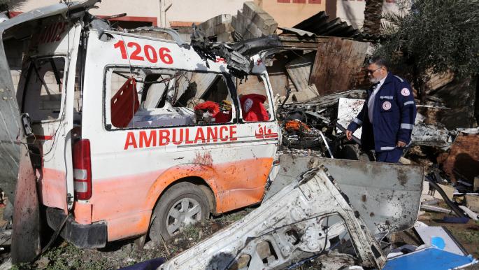 سيارة إسعاف قصفها الجيش الإسرائيلي في دير البلح (أشرف عمرة/ الأناضول)