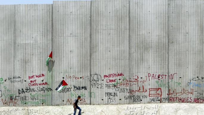 شذرات من فلسطين... رسومات أمام الجدار