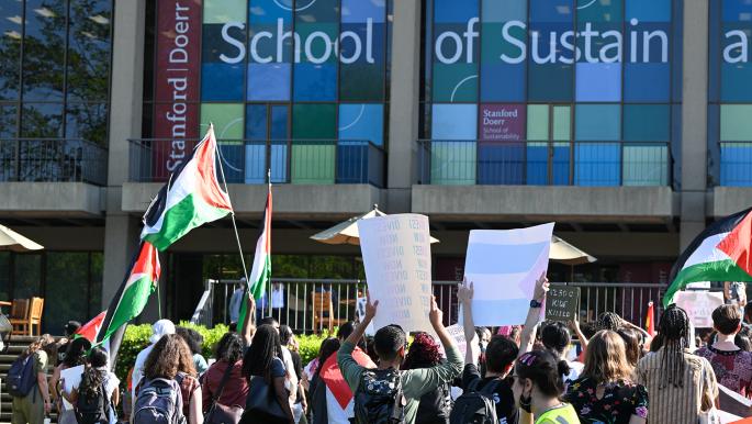 طلاب جامعة ستانفورد يحتجون على إسرائيل في كاليفورنيا (تايفون كوسكون/ Getty)