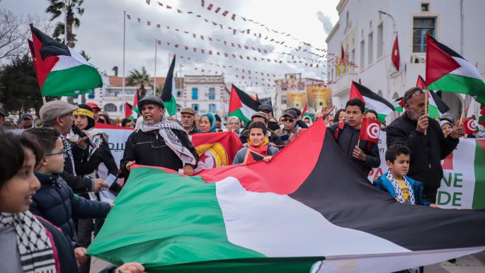 أسر تونسية تشارك الطلاب الفلسطينيين احتفالات عيد الفطر