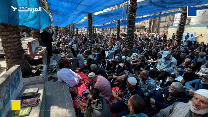 فلسطينيون يؤدون صلاة الجمعة الأخيرة من رمضان وسط أنقاض منازلهم المدمرة