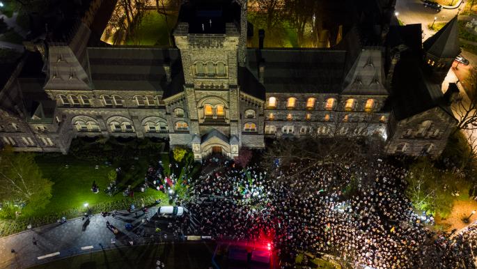 حشود في احتجاجات جامعة تورنتو (ميرت ديرفس/الأناضول)