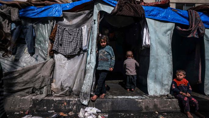 نازحون فلسطينيون فروا من القصف فحاصرهم الجوع والتلوث في رفح