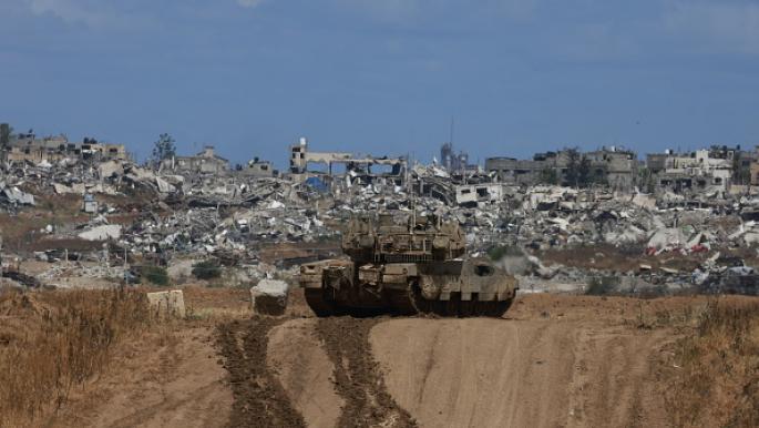دبابات إسرائيلية عند معبر رفح البري على الحدود مع مصر