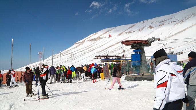افتتاح موسم التزحلق على الجليد في جبال لبنان