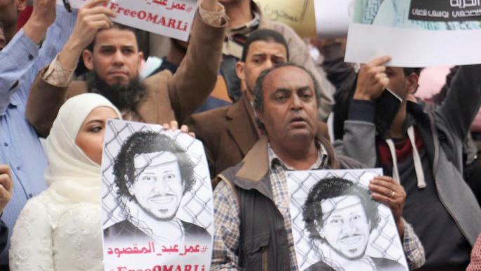 أمنية مجدي عروس الصحافي المعتقل عمر عبدالمقصود أمام نقابة-الصحافيين
