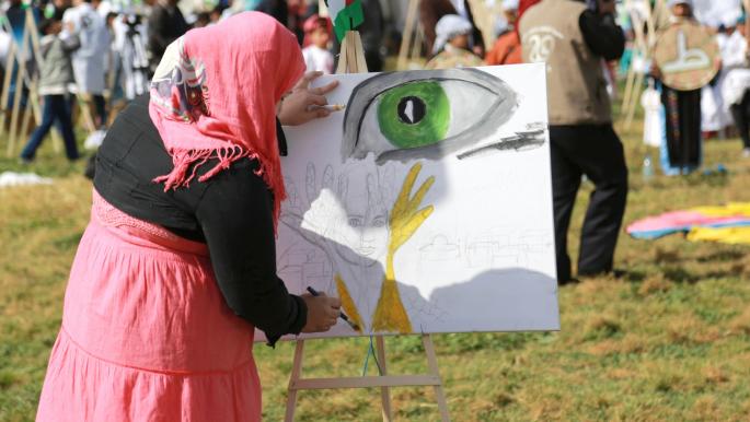 لوحات فنية تجسد ذكرى يوم الأرض بغزة