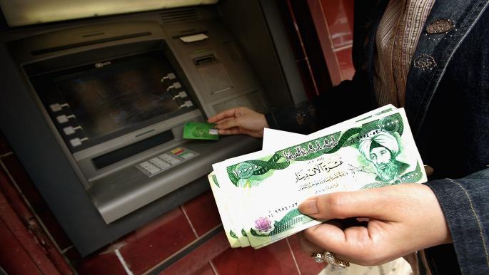 خفض الدينار يلتهم مدخرات العراقيين ويرفع التضخم